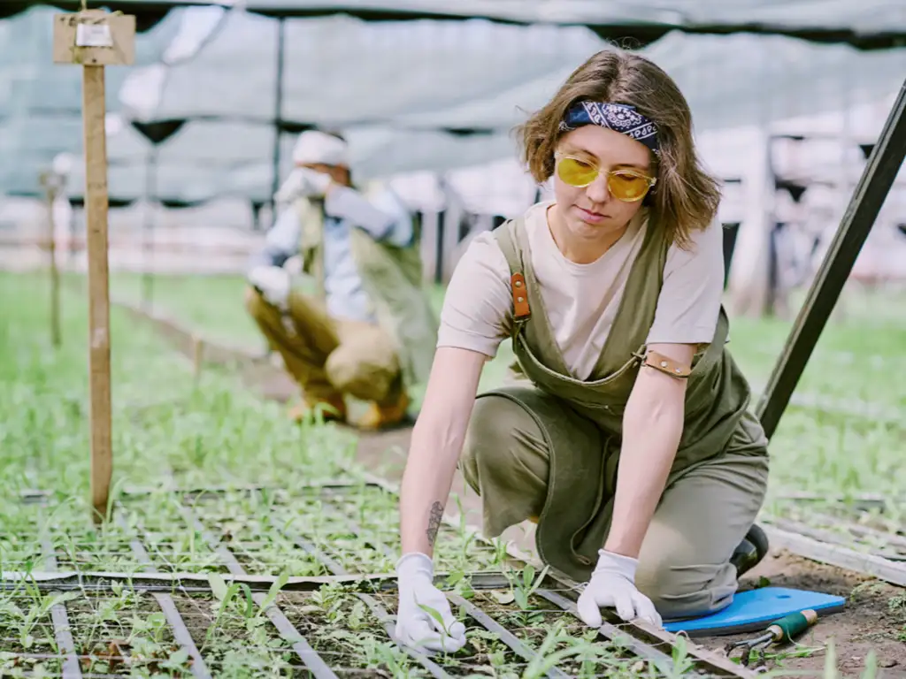 Trabajadora en un invernadero